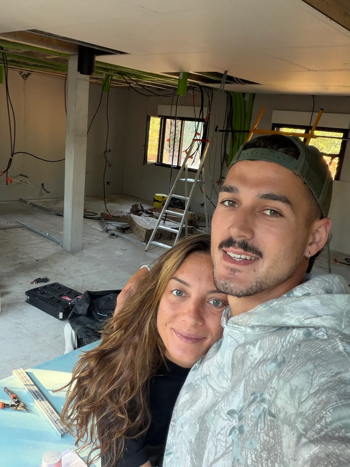 Victorine et Simon sur leur chantier de rénovation